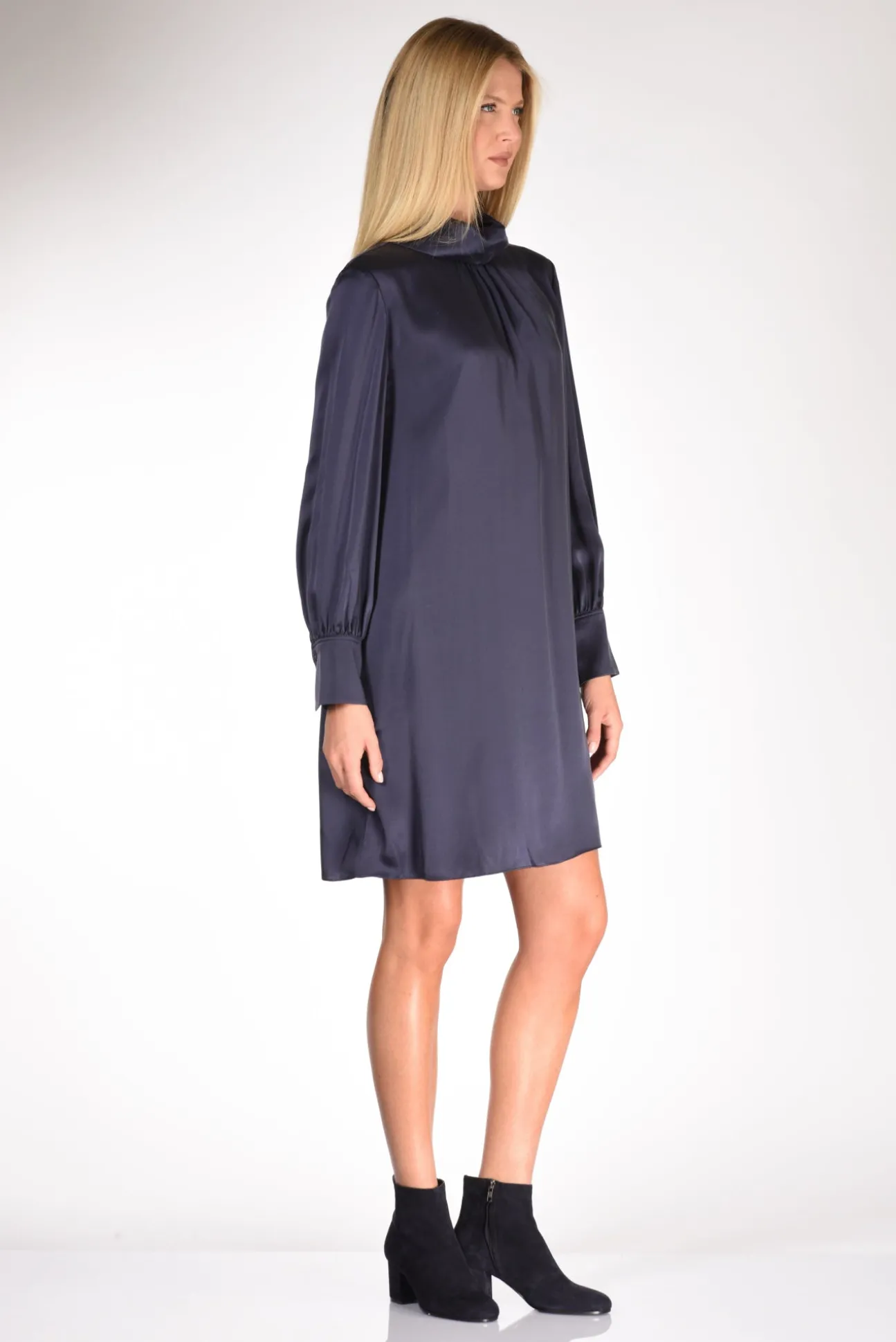 abito_collo_alto_blu_3.webp abito collo alto blu