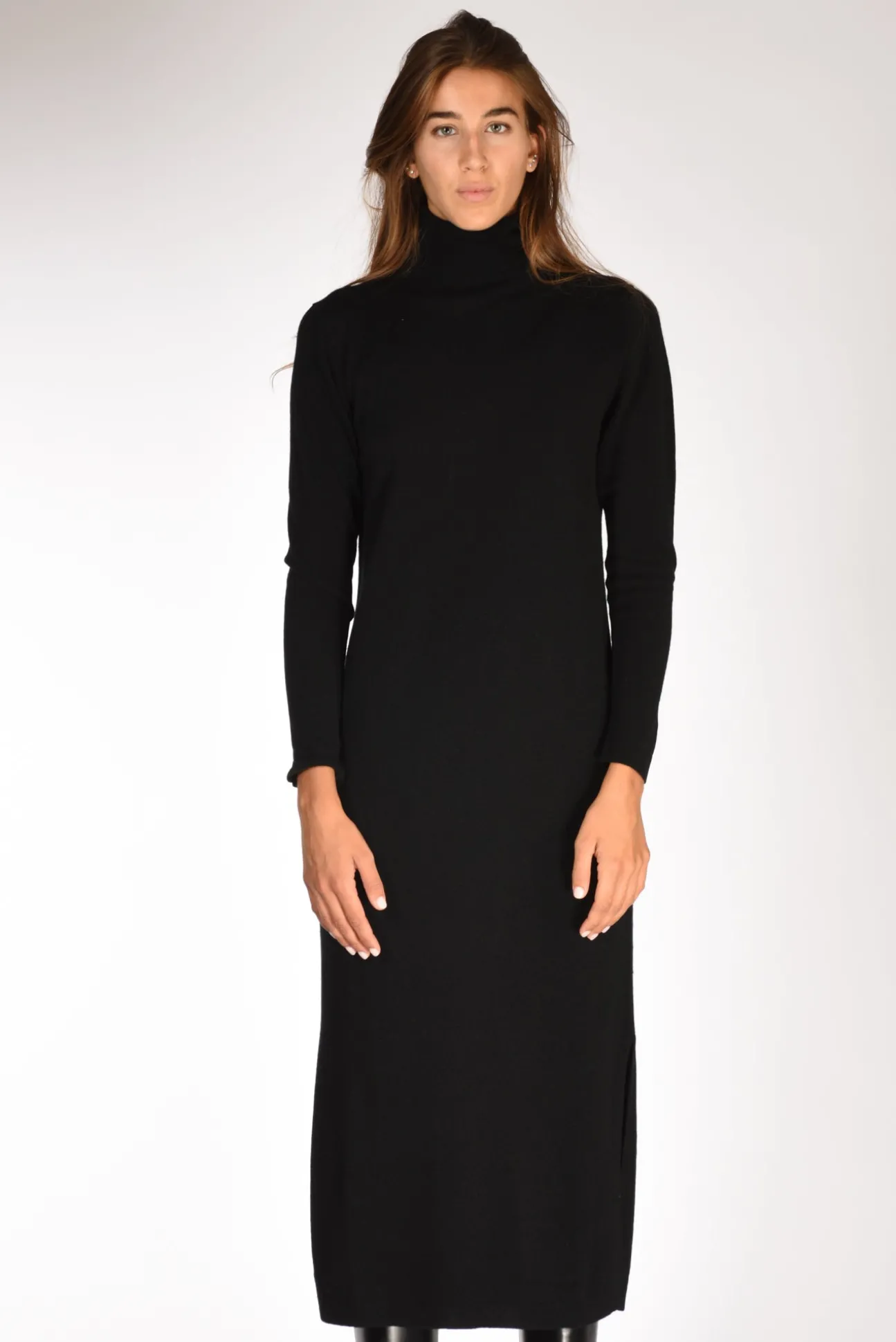 abito_in_maglia_nero_1.webp abito in maglia nero