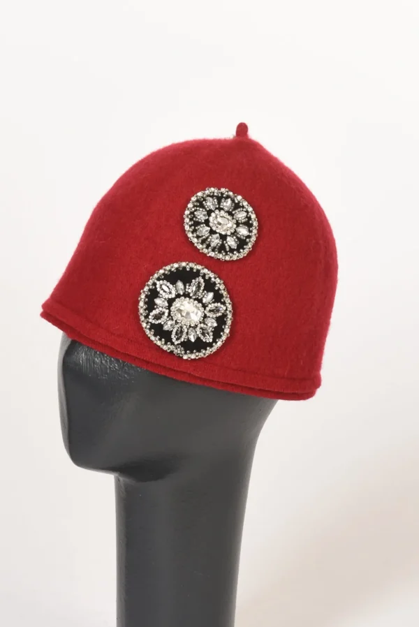 cappello decorato rosso