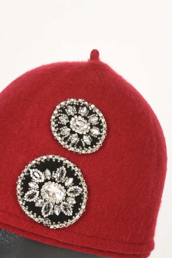 cappello decorato rosso