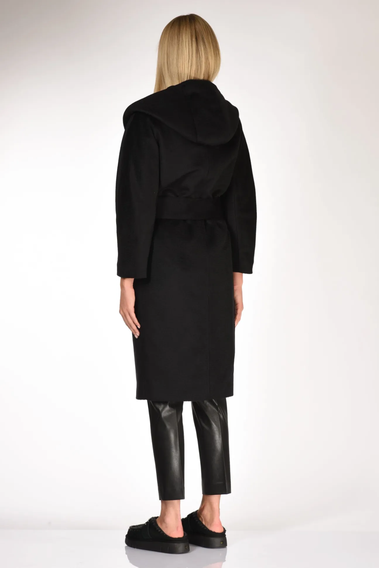 cappotto_nero_4.webp cappotto nero