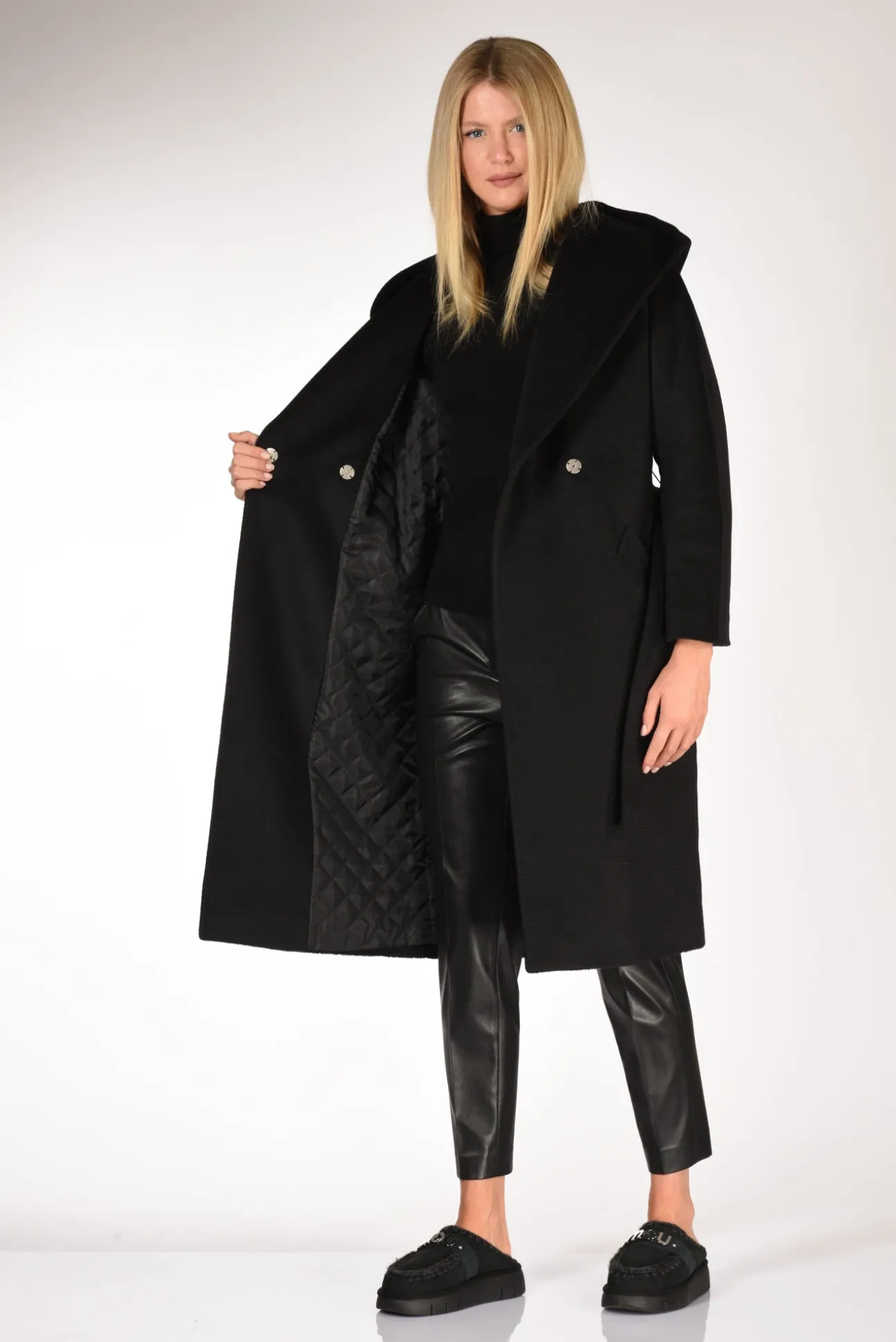 cappotto_nero_5.webp cappotto nero