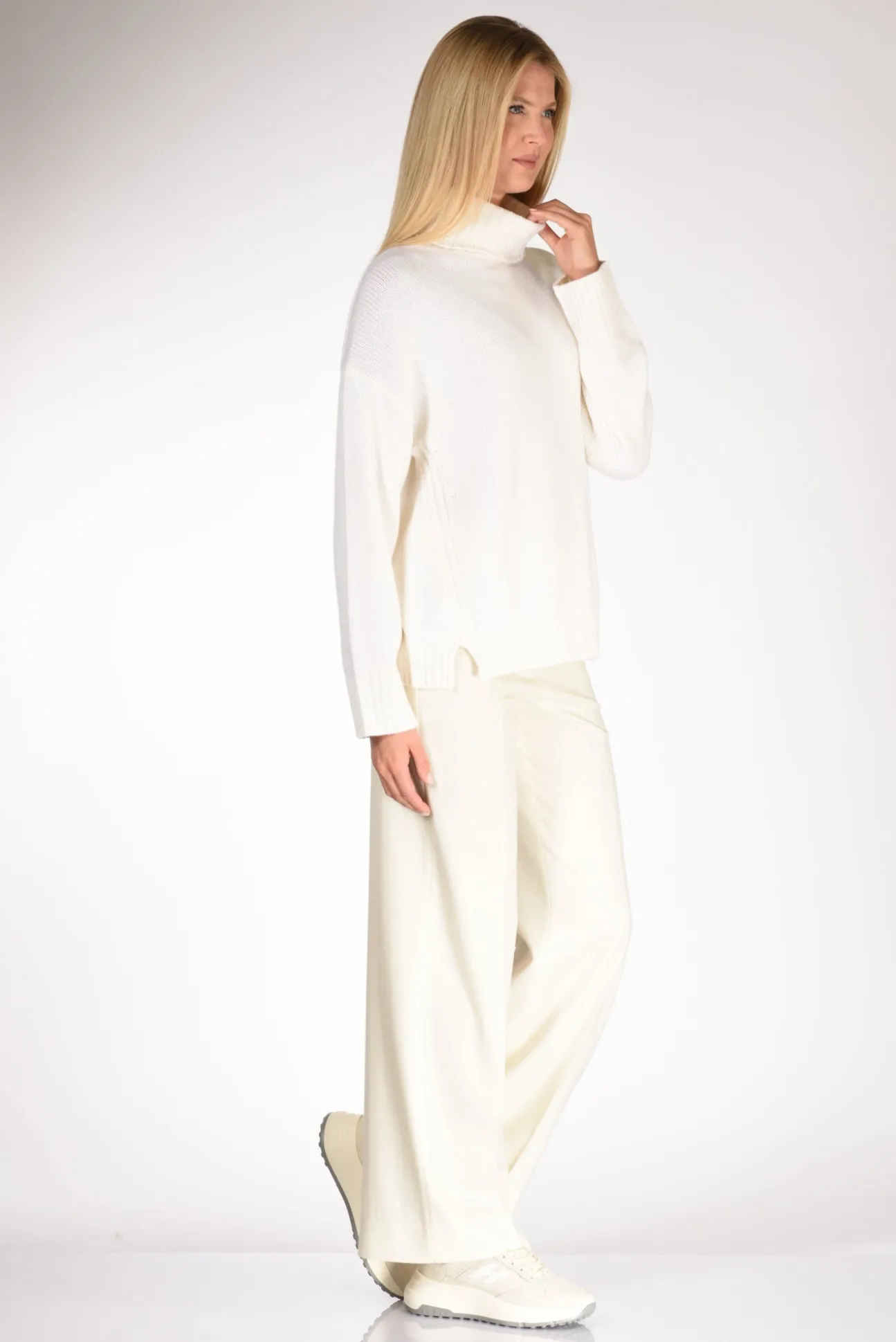 collo_alto_maglia_bianco_3.webp collo alto maglia bianco
