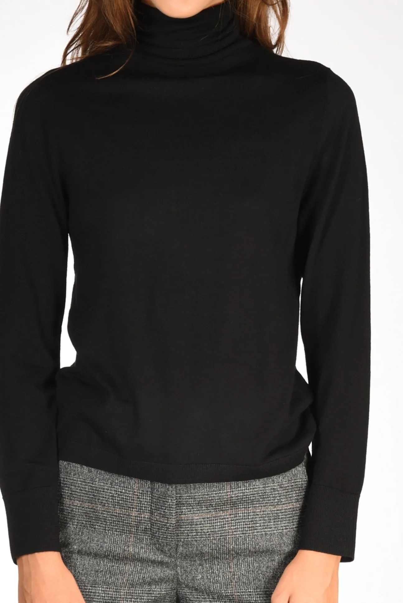 collo_alto_maglia_nero_2.webp collo alto maglia nero