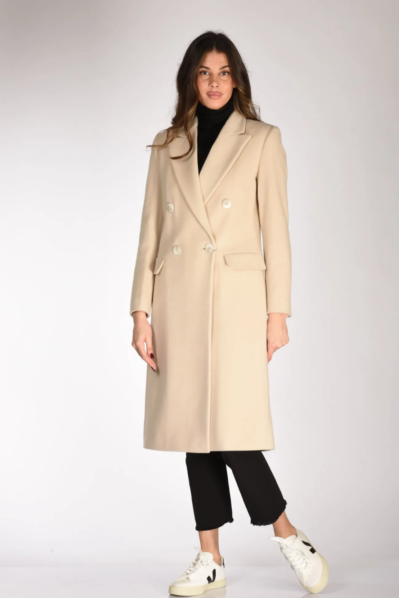 doppiopetto_lungo_beige_c_0.webp doppiopetto lungo beige chiaro