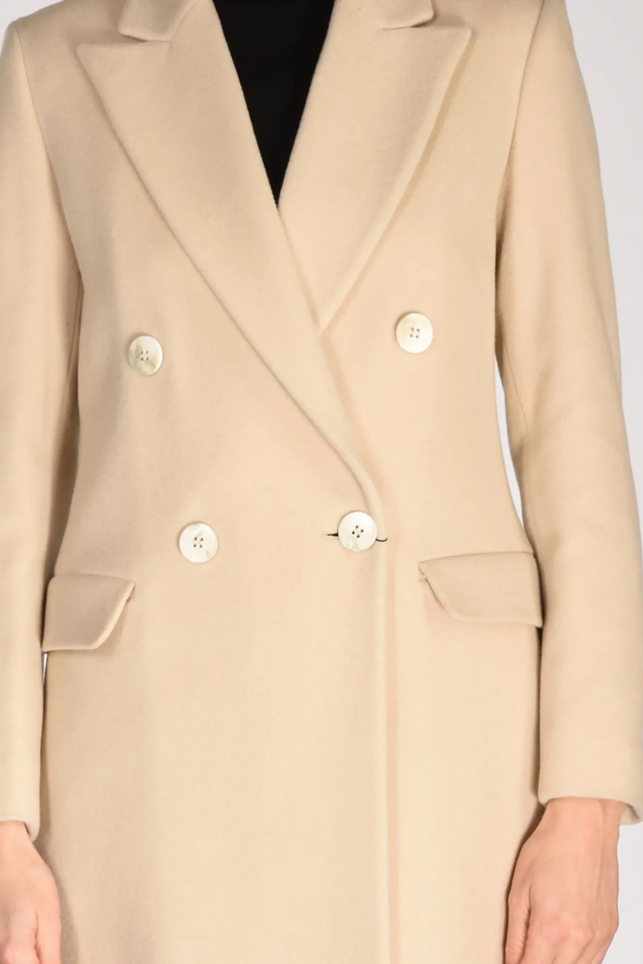 doppiopetto_lungo_beige_c_1.webp doppiopetto lungo beige chiaro