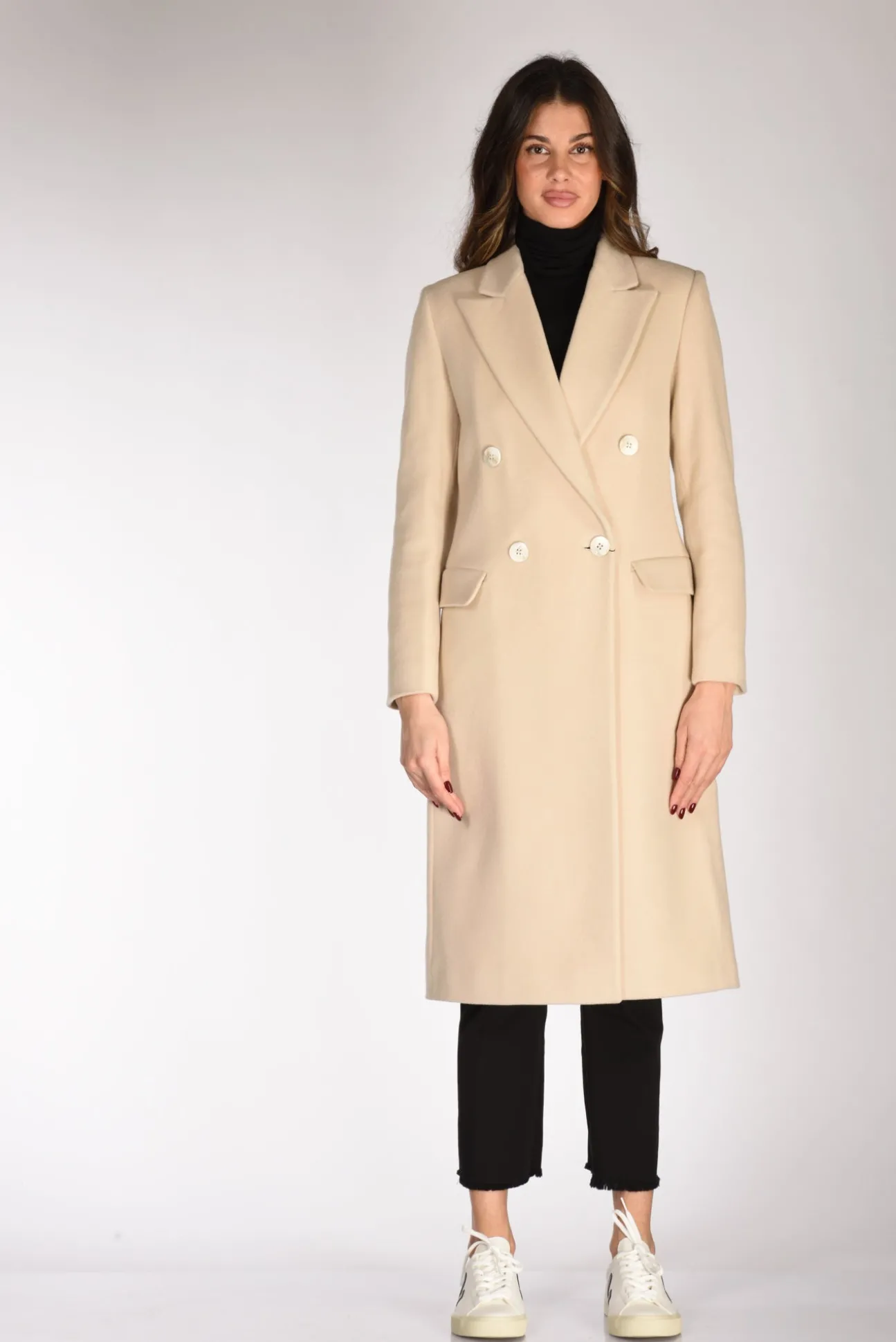 doppiopetto_lungo_beige_c_2.webp doppiopetto lungo beige chiaro