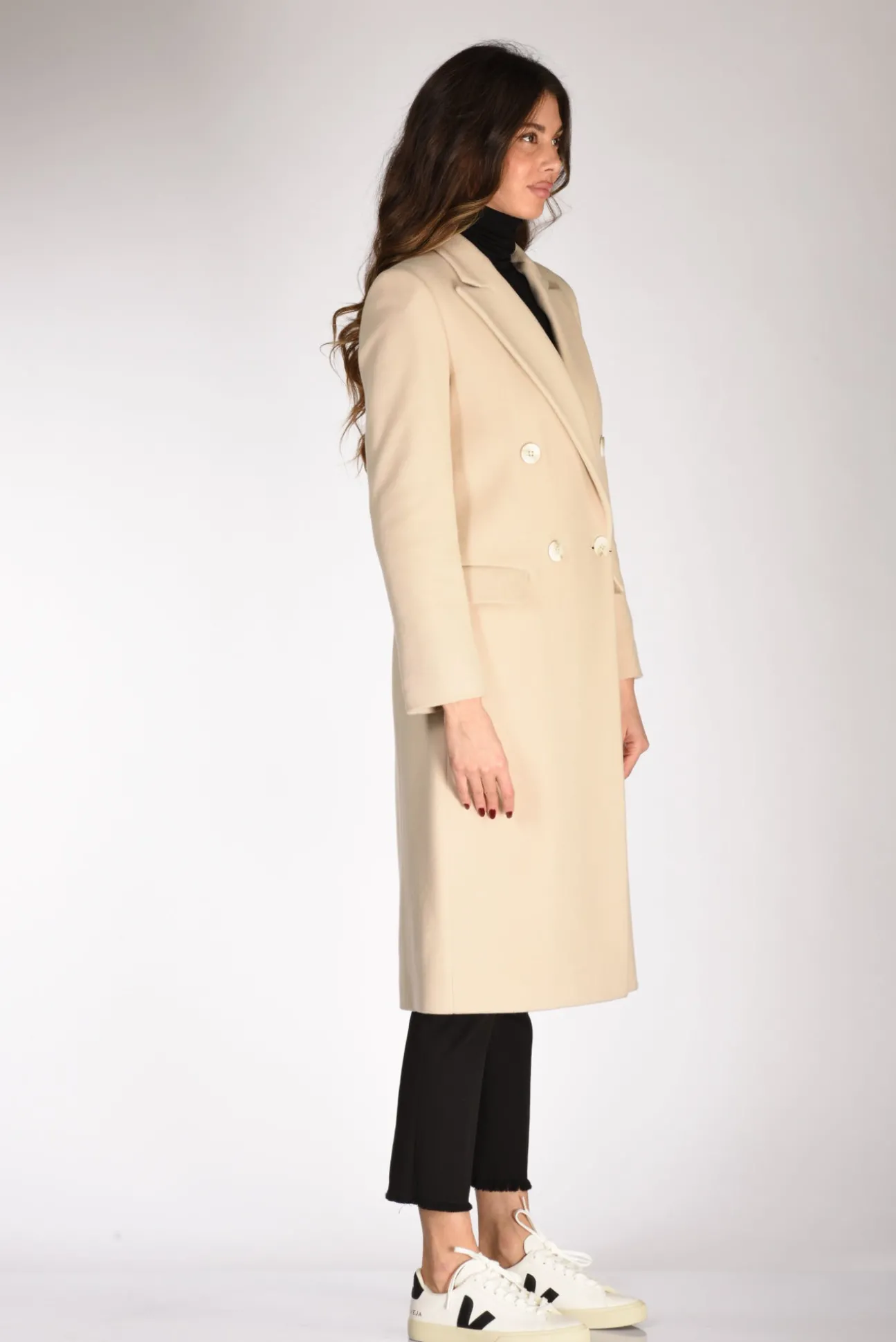 doppiopetto_lungo_beige_c_3.webp doppiopetto lungo beige chiaro