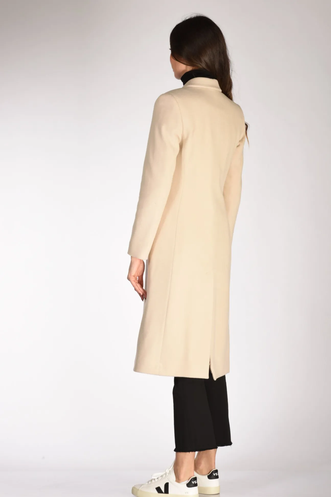 doppiopetto_lungo_beige_c_4.webp doppiopetto lungo beige chiaro