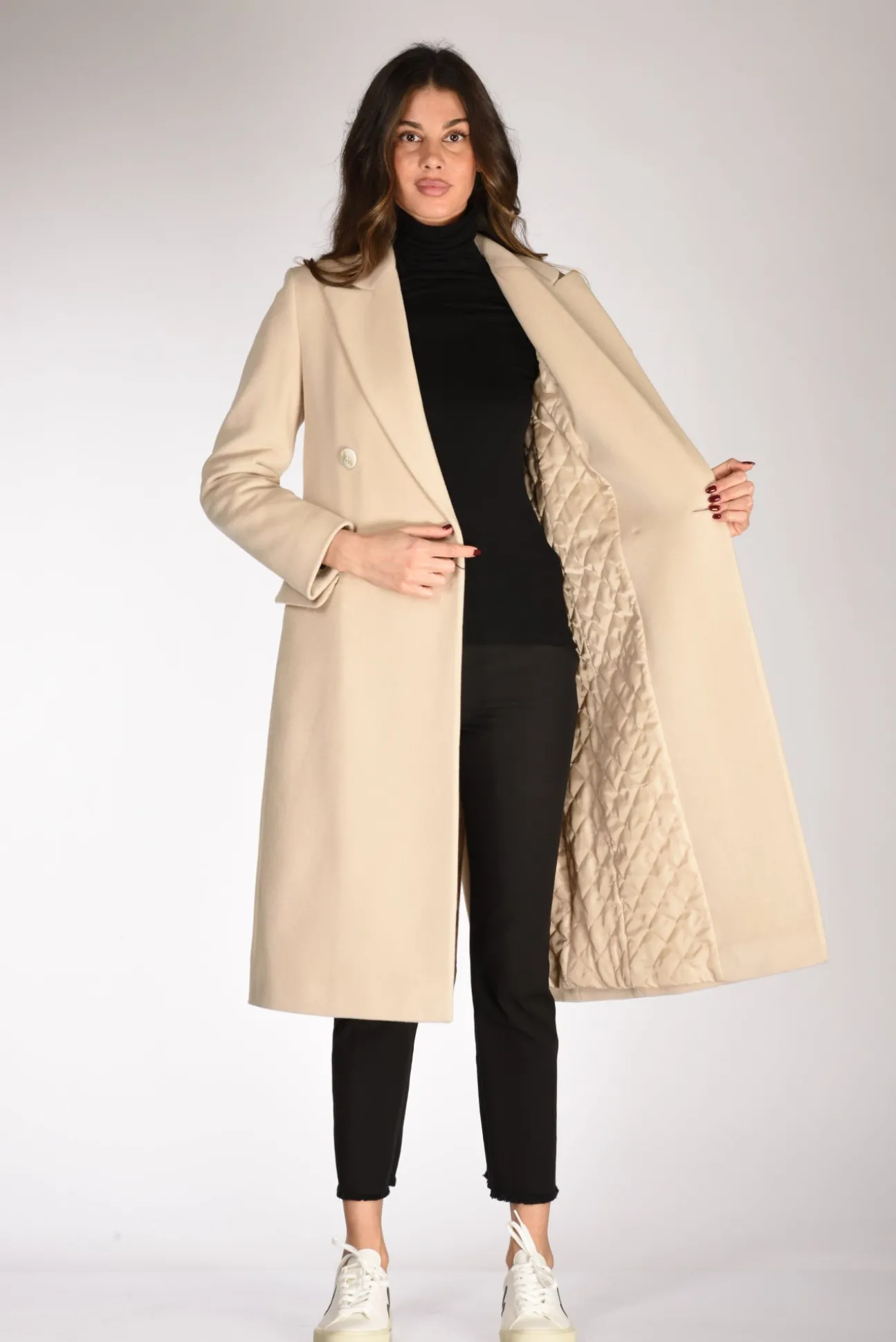 doppiopetto_lungo_beige_c_5.webp doppiopetto lungo beige chiaro