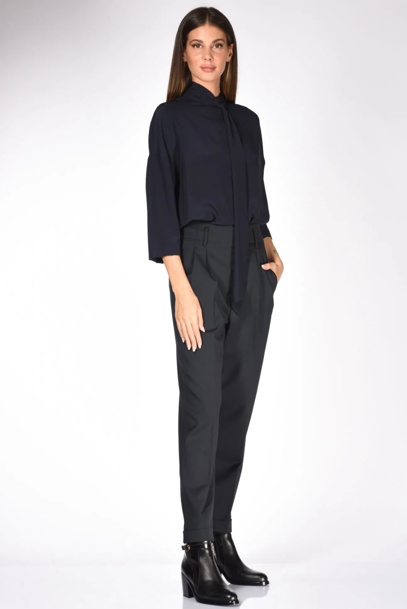 pantaloni_blu_1.webp pantaloni blu