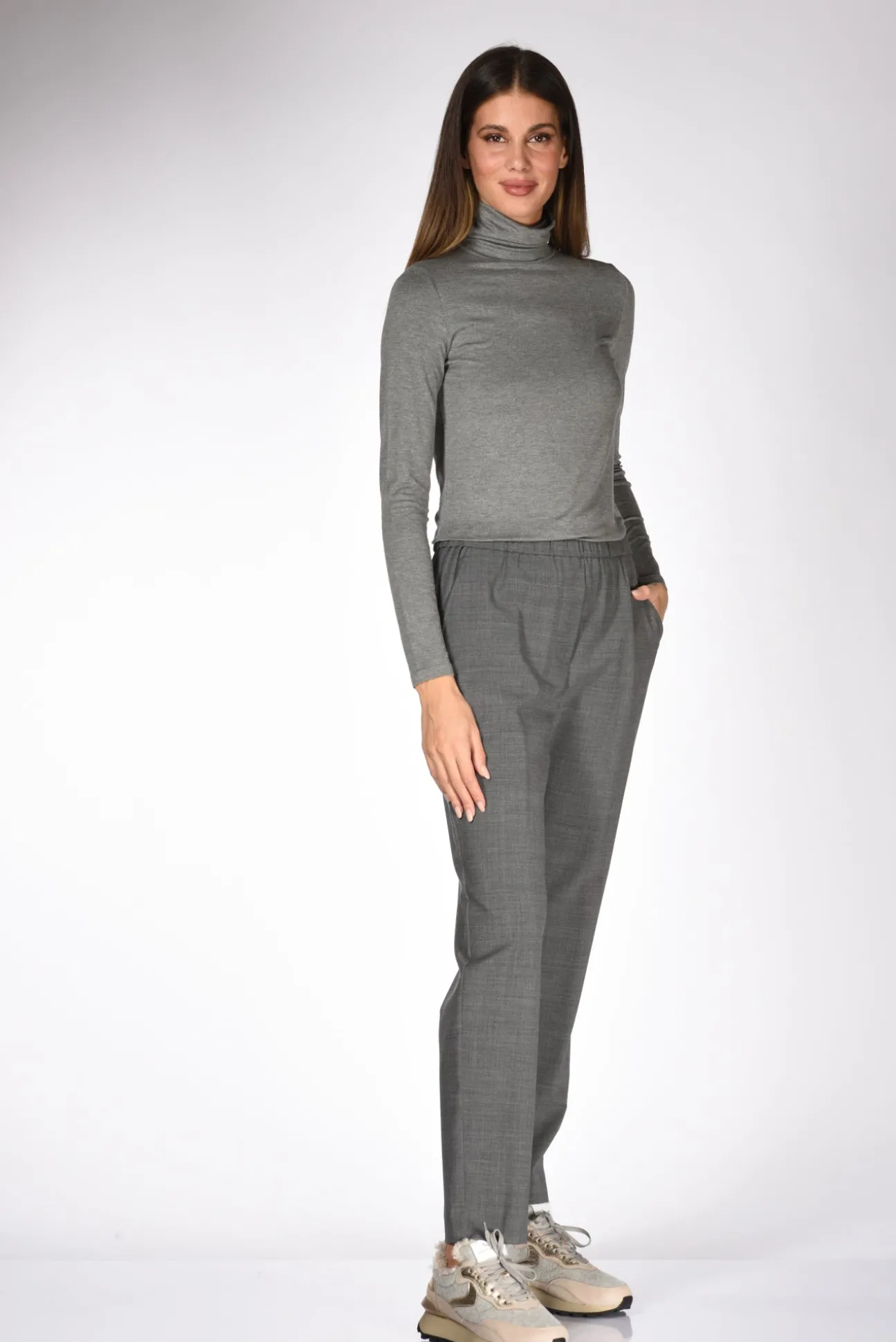 pantaloni_grigio_1.webp pantaloni grigio