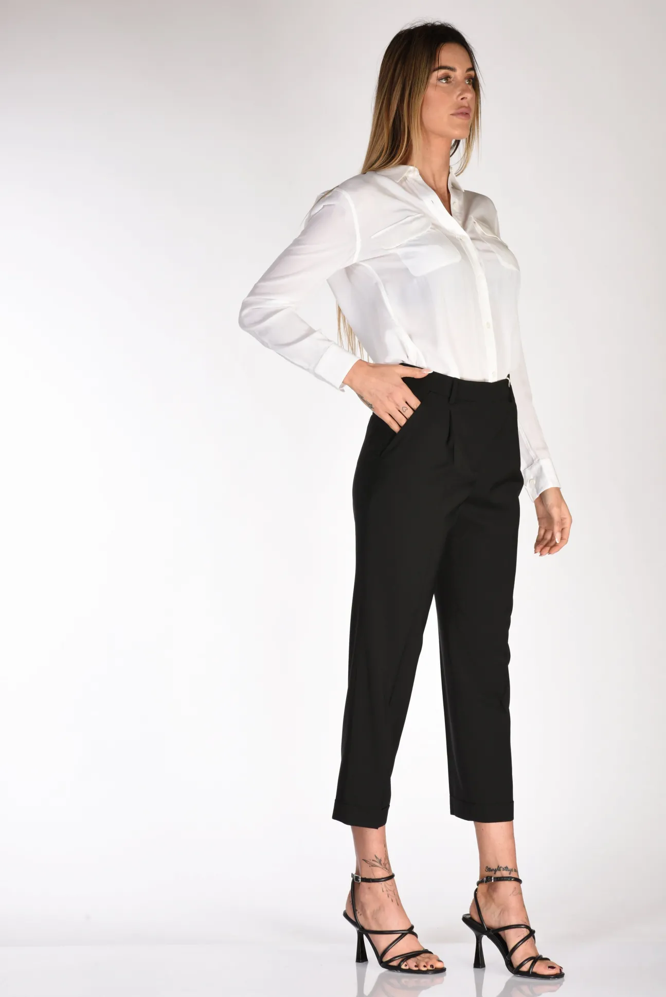 pantaloni_nero_1-2.webp pantaloni nero