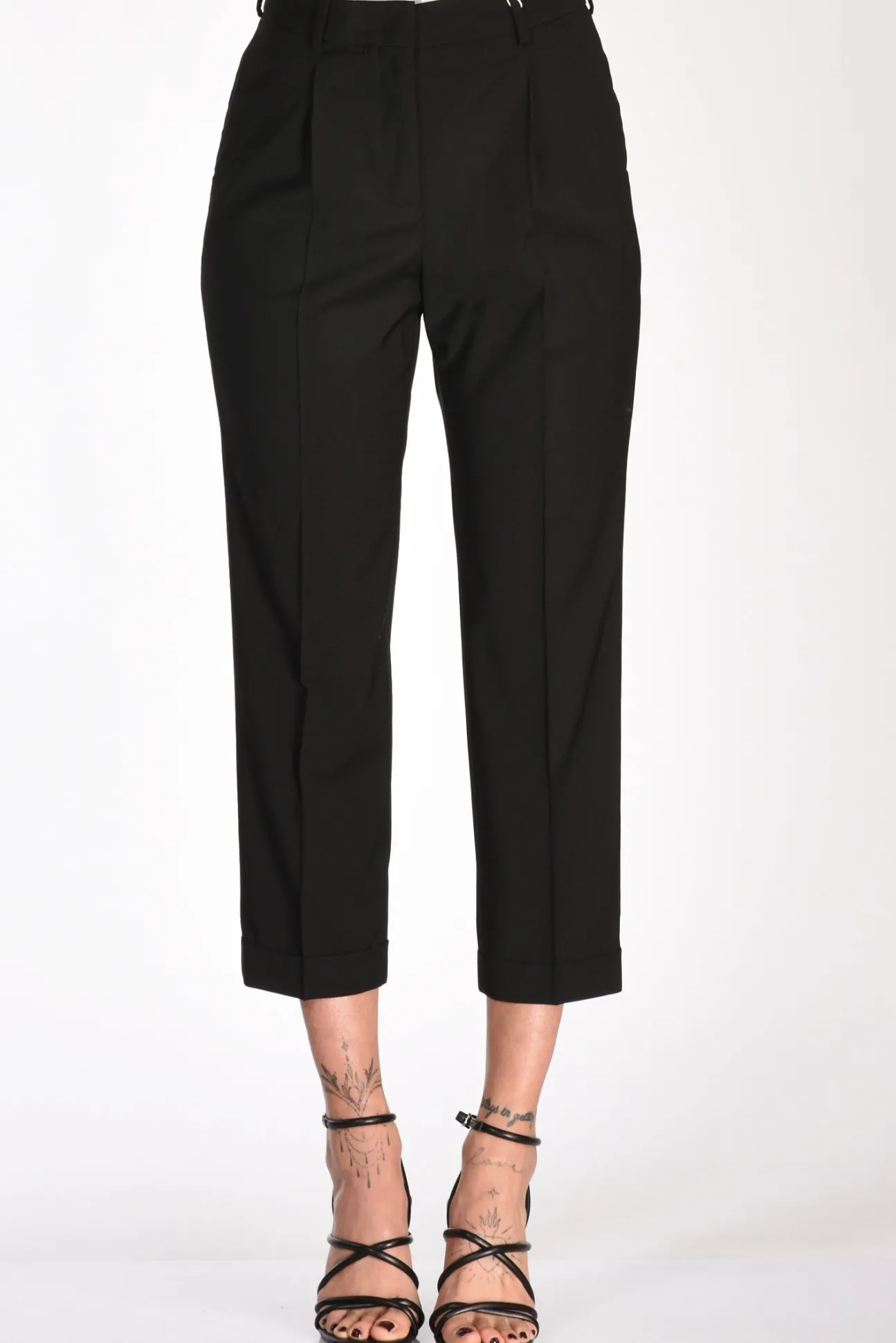 pantaloni_nero_2-2.webp pantaloni nero