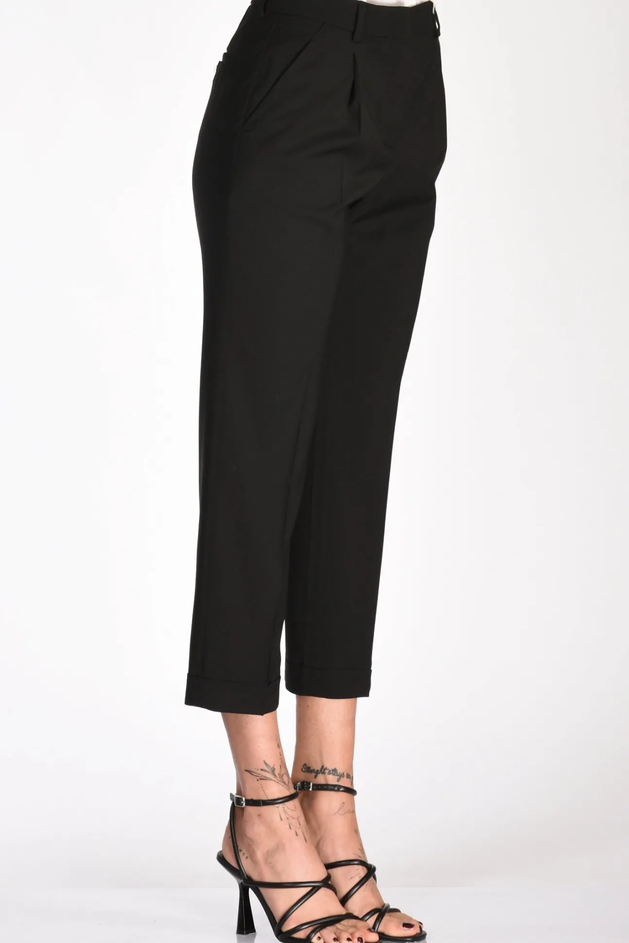 pantaloni_nero_4-2.webp pantaloni nero