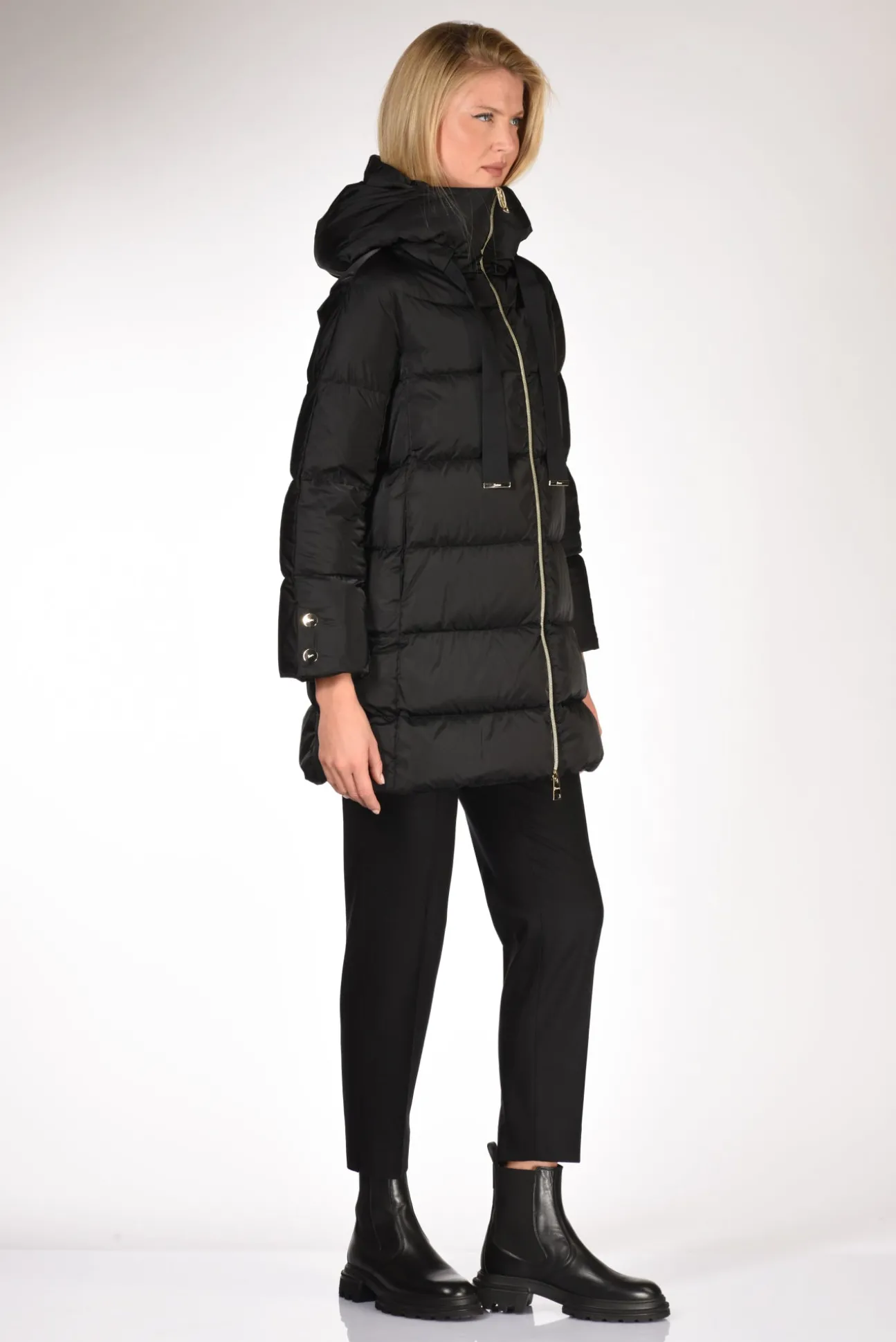 piumino_ashape_nero_3.webp piumino a-shape nero