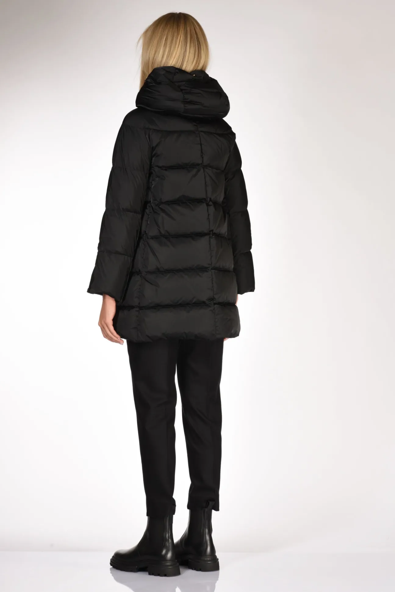 piumino_ashape_nero_4.webp piumino a-shape nero