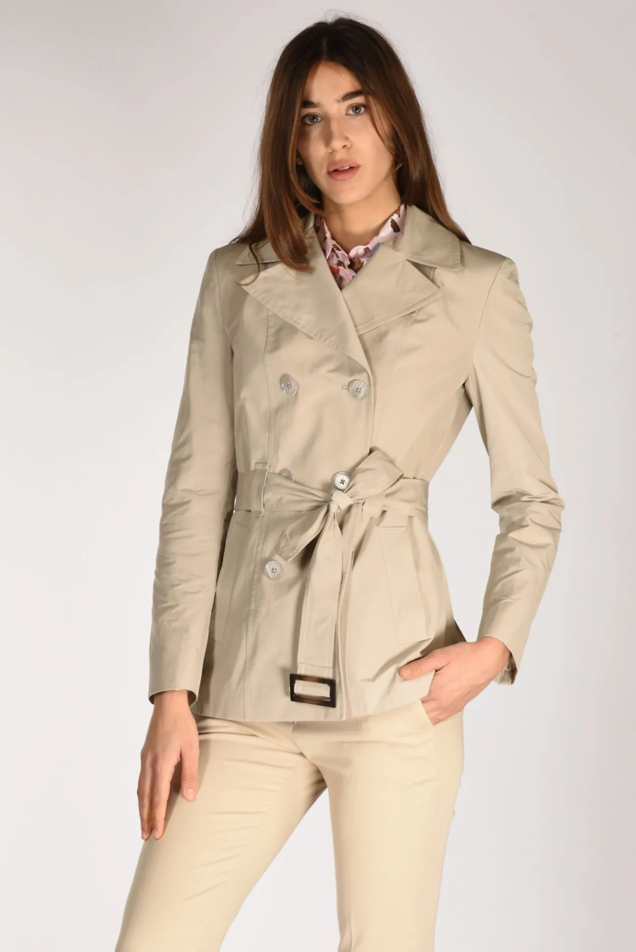 trench_corto_beige_0.webp trench corto beige