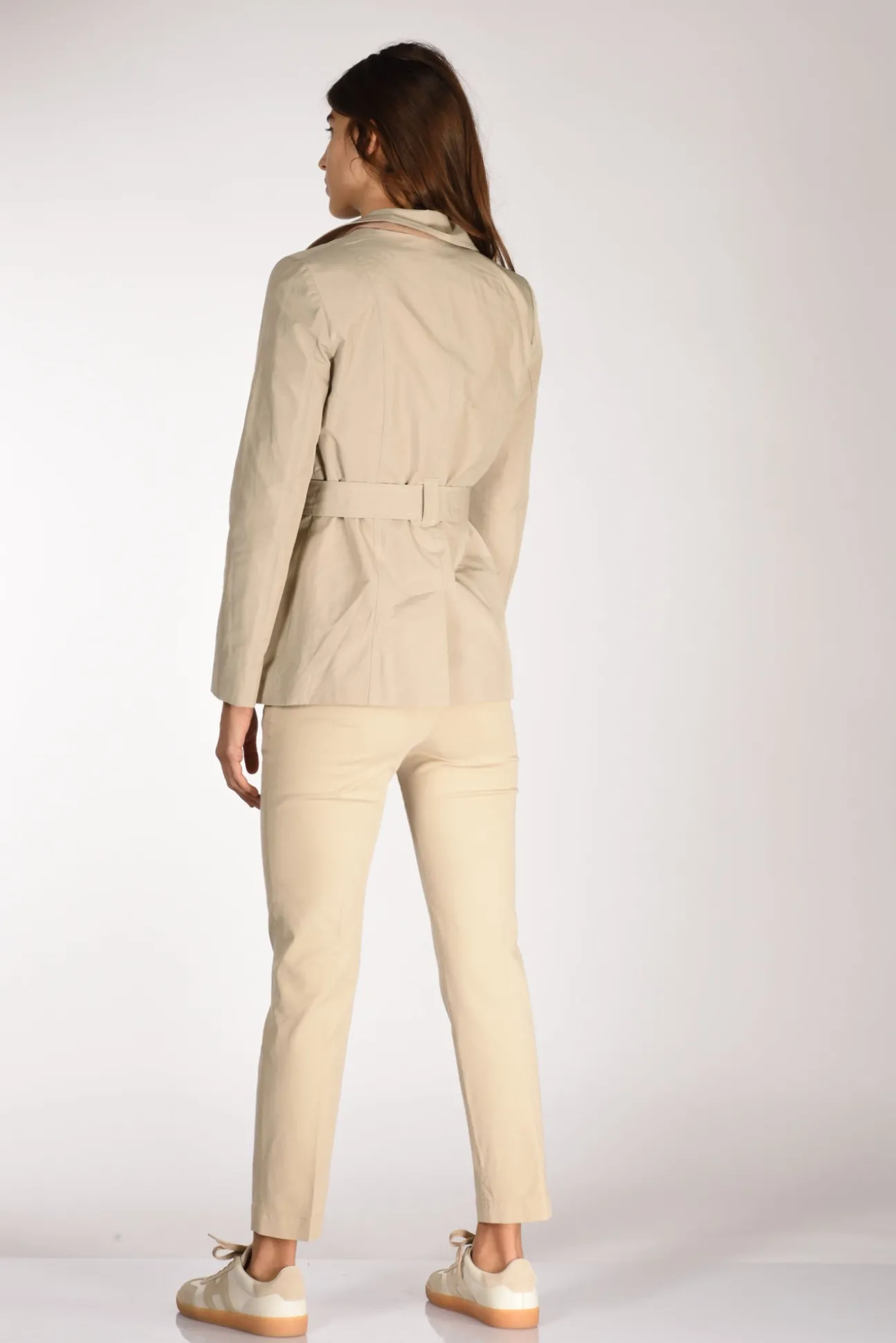 trench_corto_beige_4.webp trench corto beige