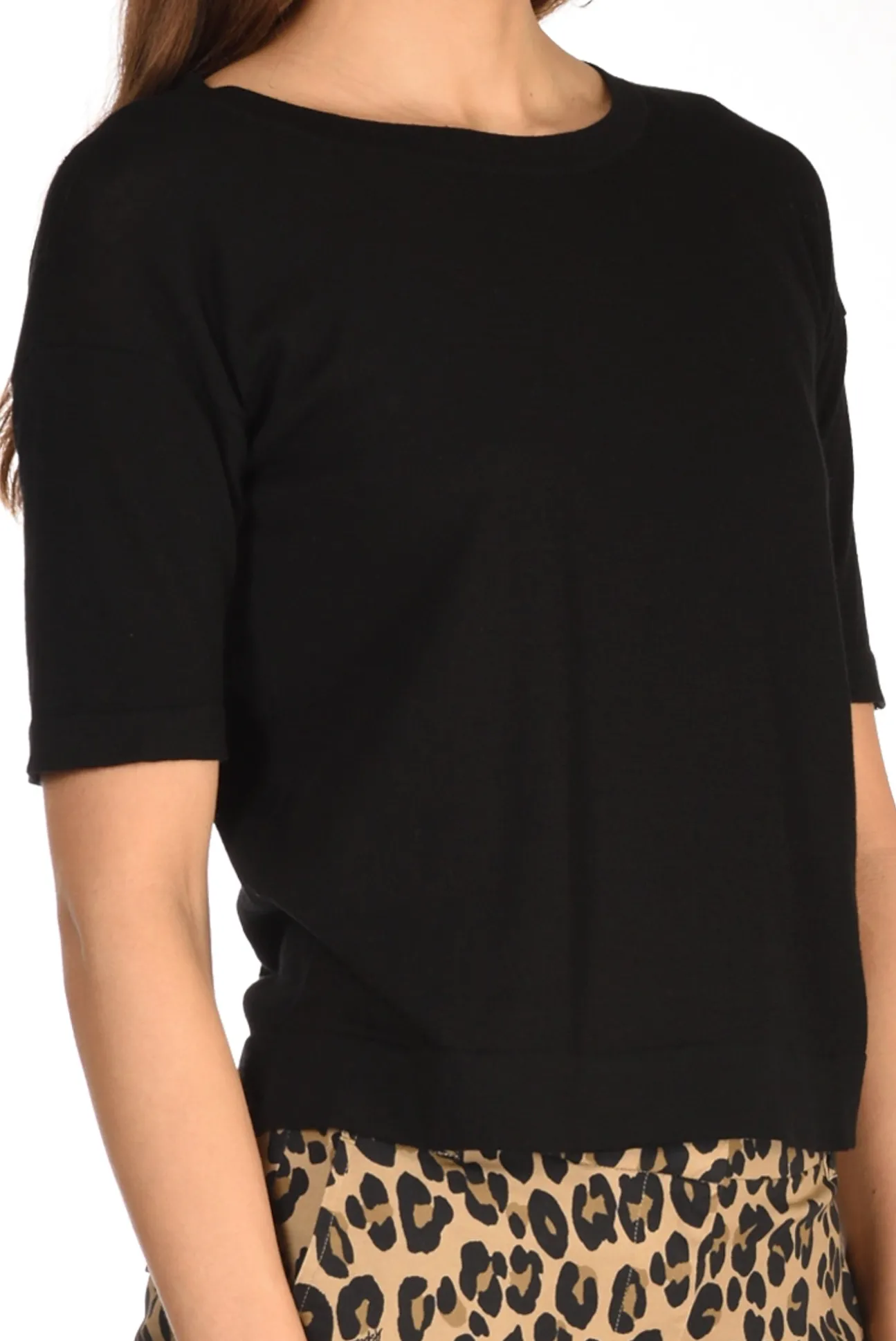 tshirt_di_maglia_nero_2-1.webp tshirt di maglia nero