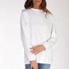 t-shirt over bianco
