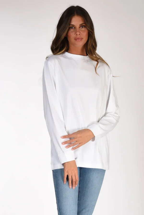 t-shirt over bianco