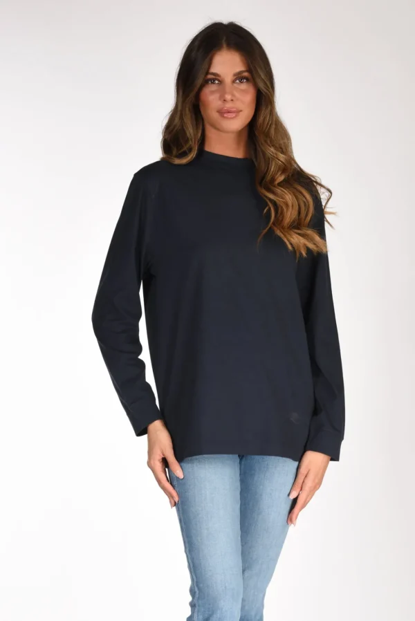 t-shirt over blu